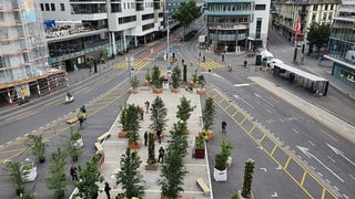 Der Löwenplatz in Luzern: Auf den Carparkplätzen hat die Stadt Sitzbänke und Pflanzenelemente installiert. Der Löwenplatz in Luzern: Auf den Carparkplätzen hat die Stadt Sitzbänke und Pflanzenelemente installiert.