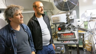 Giorgio Andreoli (vorne) und Richard Werder im mobilen Projektionsraum.