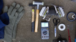 Nahaufnahme von Handschuhen, Hammer, Atemschutzmaske, Messgeräte etc. Nahaufnahme von Handschuhen, Hammer, Atemschutzmaske, Messgeräte etc.
