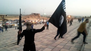 Ein Kämpfer des «Islamischen Staats» schwenkt in Mossul eine Flagge. 