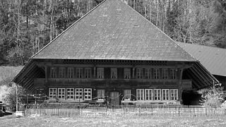 Bild in Graustufen von einem typischen Emmentaler Bauernhaus mit grossem, schützendem Dach.