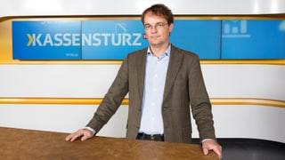 Wolfgang Wettstein steht hinter dem Präsentationspult im Kassensturzstudio