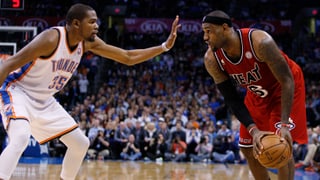 Miamis LeBron James (r.) im Duell mit Oklahomas Kevin Durant.