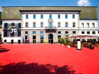 Grosses Gebäude an einem rot gefärbten Platz.