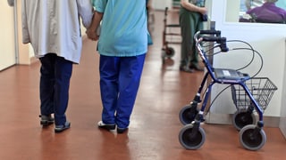 Pflegepersonal und Patient in einem Pflegeheim