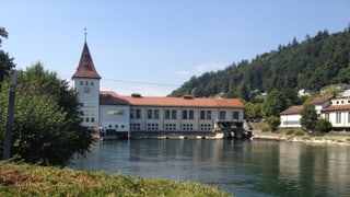 Blick auf Kraftwerk Aarau und Aare. 