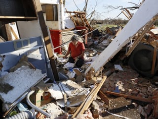 Ein Mann sucht in seinem zerstörten Haus in Moore nach brauchbaren Überresten. (reuters)