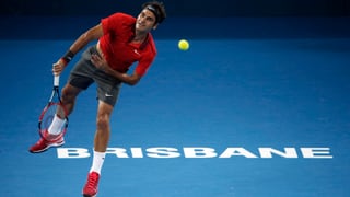 Roger Federer beim Service in Brisbane. 