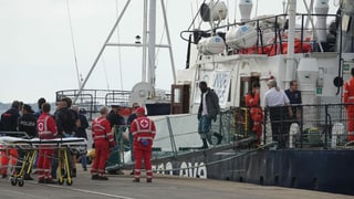 Migranten gehen von Bord der «Alan Kurdi»