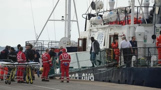 Migranten gehen von Bord der «Alan Kurdi» Migranten gehen von Bord der «Alan Kurdi»
