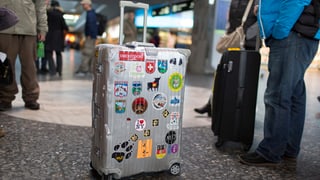 Ein Koffer mit vielen Aufklebern.