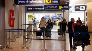 Reisende verlassen die Covid-Teststation am Flughafen Ben Gurion in Tel Aviv.