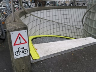 Die Wendeltreppe mit der Schiene für die Velos.