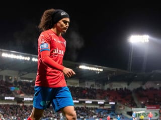 Adam Kaied vom schwedischen Klub Helsingborg verlässt enttäuscht das Spielfeld.