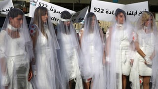 Frauen als Braut verkleidet mit blutigen Verbänden.