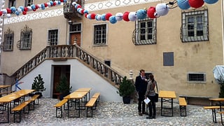 Reporterin interviewt vor dem Schloss Planta-Wildenberg einen Mann. Reporterin interviewt vor dem Schloss Planta-Wildenberg einen Mann.