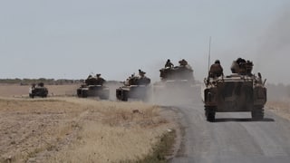 Türkische Panzer fahren auf einer Strasse