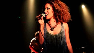 Sängerin Iara Rennó während eines Konzertes.