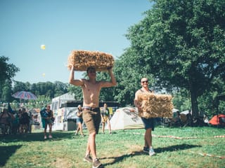 Besucher mit Strohballen