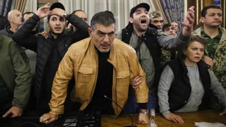 «Wir geben unser Land nicht auf»: Nach der Ankündigung der Waffenruhe für Berg-Karabach stürmten Armenier in der Hauptstadt Eriwan Regierungsgebäude.