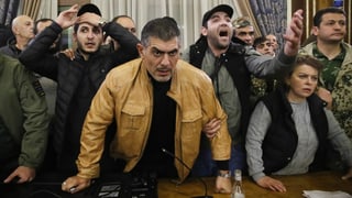 «Wir geben unser Land nicht auf»: Nach der Ankündigung der Waffenruhe für Berg-Karabach stürmten Armenier in der Hauptstadt Eriwan Regierungsgebäude. «Wir geben unser Land nicht auf»: Nach der Ankündigung der Waffenruhe für Berg-Karabach stürmten Armenier in der Hauptstadt Eriwan Regierungsgebäude.