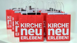 Tüten mit der Aufschrift: Kirche neu erleben! Tüten mit der Aufschrift: Kirche neu erleben!