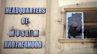 Mursi-Gegner zerstören das Hauptquartier der Muslimbruderschaft