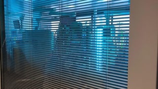 Ein Gerät, das blaues Licht aussendet. Ein Gerät, das blaues Licht aussendet.