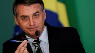 Jair Bolsonaro hält einen Kugelschreiber in die Kamera Jair Bolsonaro hält einen Kugelschreiber in die Kamera