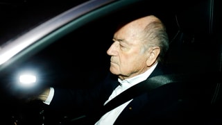 Joseph S. Blatter am Steuer seines Autos.