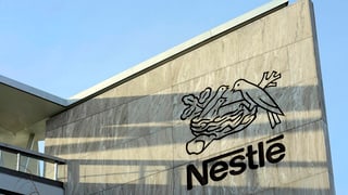 Nestlé-Logo und Schriftzug an Hausfassade Nestlé-Logo und Schriftzug an Hausfassade