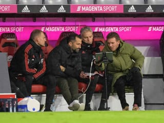 Gleich zu viert blickt der Bayern-Staff um Trainer Julian Nagelsmann auf den Bildschirm. Doch auch das Videostudium kann die 1:2-Niederlage der Münchner Rumpftruppe gegen Gladbach nicht verhindern.