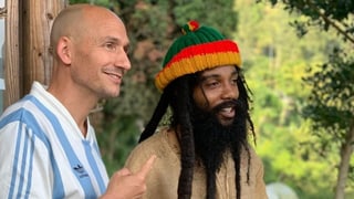 Reggae-Special-Macher Lukie Wyniger (links) besuchte in Jamaika unter anderem DJ und Sänger Yaadcore. 