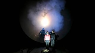 Schauspieler auf der Bühne. Sie stehen vor blauem Rauch. Schauspieler auf der Bühne. Sie stehen vor blauem Rauch.