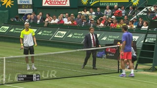 Federer und Seppi im Gespräch mit dem Schiedsrichter