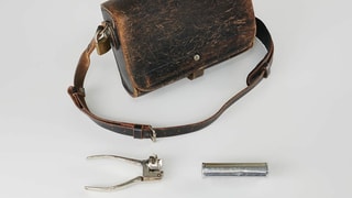 Billetkontrolle mit einer Billet-Lochzange für Kondukteuere aus 1930 Billetkontrolle mit einer Billet-Lochzange für Kondukteuere aus 1930