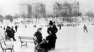 Schwarzweissbild: Drei schwarz gekleidete Frauen bei einer Park in einem winterlichen Park.