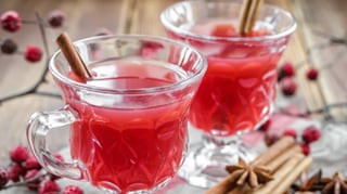 Zwei Tassen mit Glogg, einer Schwedischen Glühweinvariante Zwei Tassen mit Glogg, einer Schwedischen Glühweinvariante