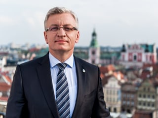 Jacek Jaśkowiak in Nahaufnahme – im Hintergrund ist Posen zu sehen.