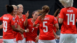 Die Spielerinnen der Schweizer Frauen-Nati bejubeln ausgelassen einen Treffer im WM-Quali-Spiel gegen Israel.