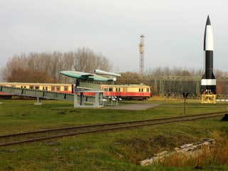 Auf dem Museumsgelände steht eine V2-Rakete.