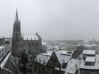 Blick über Dächer mit Schnee.