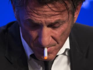 Sean Penn mit E-Zigarette