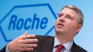 Roche-Chef Severin Schwan vor dem Firmen-Logo