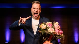 Mann mit Grimasse und Blumenstrauss in der linken Hand Mann mit Grimasse und Blumenstrauss in der linken Hand