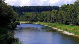 Die Thur fliesst durch das Zürcher Weinland in der Nähe von Andelfingen.