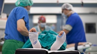 Symbolbild: Patient auf Bahre in Operationssaal