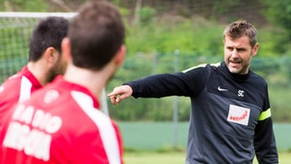 Sven Christ auf dem Trainingsplatz, im Vordergrund FC Aarau-Spieler