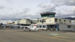 Flughafen-Gebäude, davor ein Flugzeug