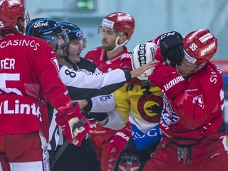 Die Rapperswil-Jona Lakers kämpften gegen den SC Bern mit harten und letztlich erfolgreichen Bandagen. Die Rapperswil-Jona Lakers kämpften gegen den SC Bern mit harten und letztlich erfolgreichen Bandagen.